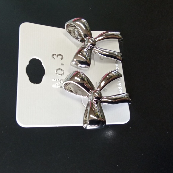 Silver Bow Post Earrings NEW - Picture 2 of 6
